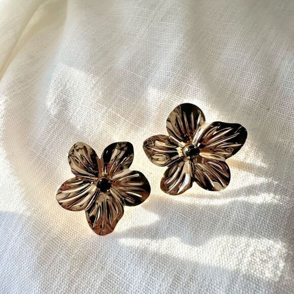 Reflective gold flower with black stone stud earrings - Picture 1 of 3